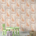 Une chambre d'enfant avec un papier peint illustrant des girafes orange sur fond crème, entourées de feuillages délicats, créant une ambiance ludique et chaleureuse.