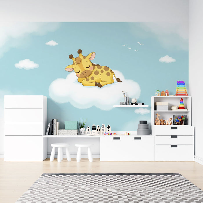 Une chambre d'enfant avec un papier peint illustrant une girafe endormie sur un nuage, créant une ambiance douce et rêveuse.