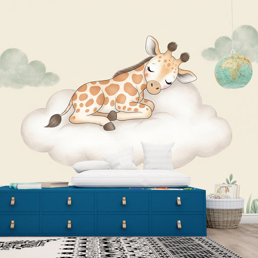 Une chambre d'enfant avec un papier peint illustrant une girafe endormie sur un nuage, créant une ambiance douce et rêveuse.