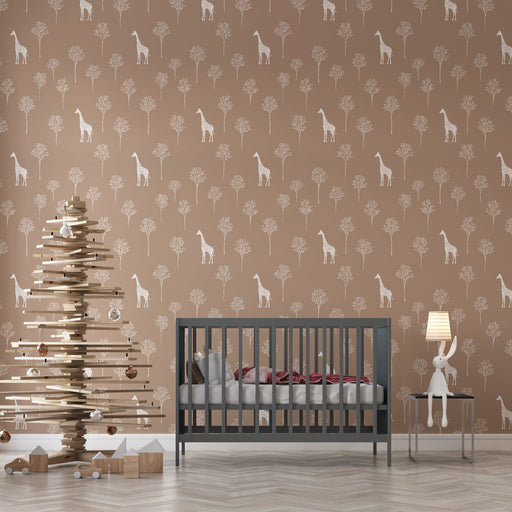 Une chambre d'enfant avec un papier peint beige orné de girafes blanches et d'arbres stylisés, créant une atmosphère douce et ludique.