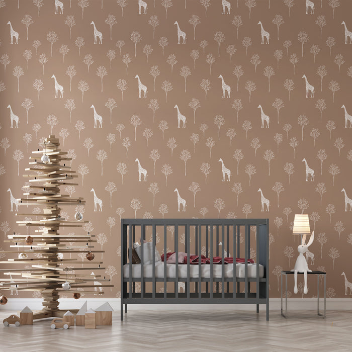 Une chambre d'enfant avec un papier peint beige orné de girafes blanches et d'arbres stylisés, créant une atmosphère douce et ludique.
