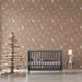 Une chambre d'enfant avec un papier peint beige orné de girafes blanches et d'arbres stylisés, créant une atmosphère douce et ludique.