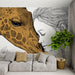 Une pièce moderne avec un papier peint artistique représentant une girafe et une jeune fille en esquisse, créant une ambiance douce et poétique.