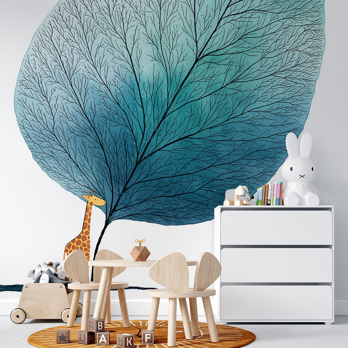 Une chambre d'enfant avec un papier peint représentant une grande feuille aquarelle aux teintes bleu-vert, créant une atmosphère douce et naturelle.