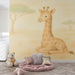 Une chambre d'enfant avec un papier peint illustrant une girafe douce et pastel, créant une ambiance chaleureuse et ludique.