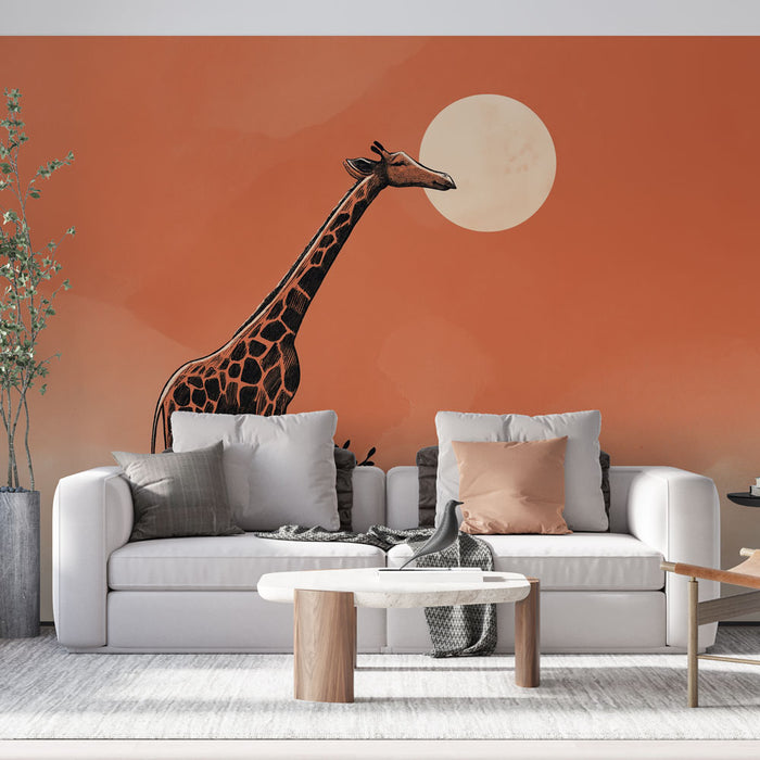 Un salon moderne avec un papier peint représentant une girafe sur fond orange, créant une ambiance chaleureuse et artistique.