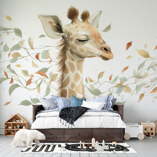 Une chambre enfantine avec un papier peint illustrant une girafe douce entourée de feuilles pastel, créant une atmosphère ludique et apaisante.