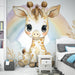 Une chambre d'enfant avec un papier peint illustrant une adorable girafe aux grands yeux, entourée d'un arc-en-ciel et de nuages doux, créant une atmosphère joyeuse et ludique.