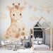 Une chambre d'enfant avec un papier peint illustrant une girafe douce et des nuages, créant une atmosphère chaleureuse et ludique.