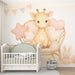 Une chambre d'enfant avec un papier peint illustrant une girafe souriante entourée d'étoiles et de cœurs pastel, créant une ambiance douce et ludique.
