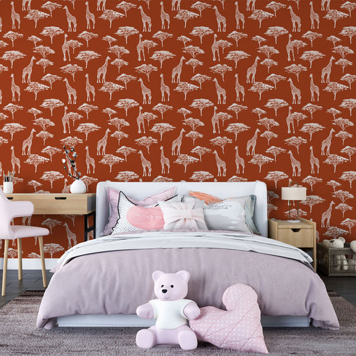 Une chambre accueillante avec un papier peint terracotta illustrant des girafes et des acacias, créant une atmosphère ludique et chaleureuse.