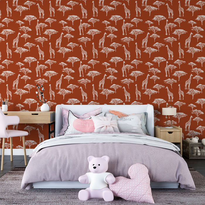 Une chambre accueillante avec un papier peint terracotta illustrant des girafes et des acacias, créant une atmosphère ludique et chaleureuse.