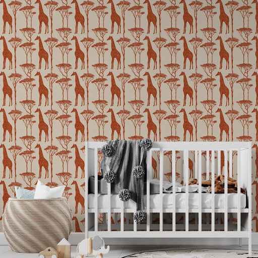 Une chambre d'enfant avec un papier peint illustrant des girafes et des acacias en teintes terracotta sur fond clair, créant une ambiance ludique et chaleureuse.
