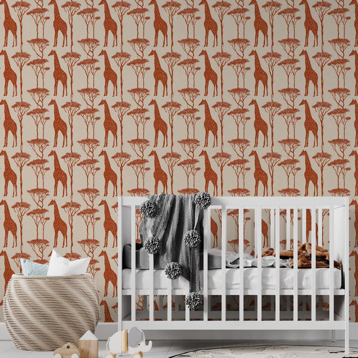 Une chambre d'enfant avec un papier peint illustrant des girafes et des acacias en teintes terracotta sur fond clair, créant une ambiance ludique et chaleureuse.