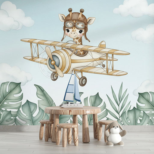 Une chambre d'enfant avec un papier peint illustrant une girafe pilote dans un avion, entourée de nuages et de feuilles tropicales, créant une ambiance ludique et imaginative.