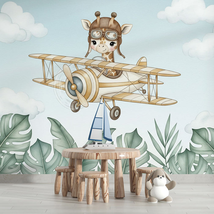 Une chambre d'enfant avec un papier peint illustrant une girafe pilote dans un avion, entourée de nuages et de feuilles tropicales, créant une ambiance ludique et imaginative.