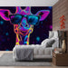 Une chambre moderne avec un papier peint représentant une girafe colorée et stylisée, créant une ambiance ludique et vibrante.