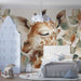 Une chambre d'enfant avec un papier peint illustrant une girafe douce et des feuillages aux teintes chaudes, créant une atmosphère chaleureuse et ludique.