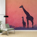 Une salle de séjour moderne avec un papier peint dégradé rose et violet représentant des silhouettes de girafes, créant une ambiance douce et apaisante.