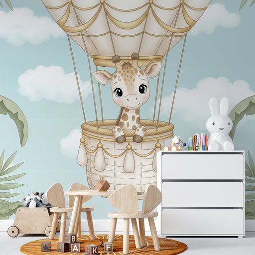 Une chambre d'enfant avec un papier peint illustrant une adorable girafe dans un ballon dirigeable, créant une ambiance ludique et joyeuse.