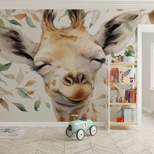 Une chambre d'enfant avec un papier peint représentant une girafe souriante entourée de feuilles délicates, créant une ambiance joyeuse et ludique.