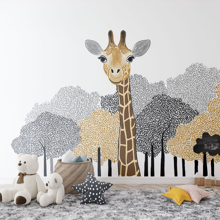 Une chambre d'enfant avec un papier peint illustrant une girafe stylisée entourée d'arbres aux teintes dorées, grises et noires, créant une ambiance ludique et chaleureuse.