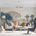 Un salon moderne avec un papier peint illustrant des arbres stylisés et des girafes, créant une ambiance ludique et naturelle.