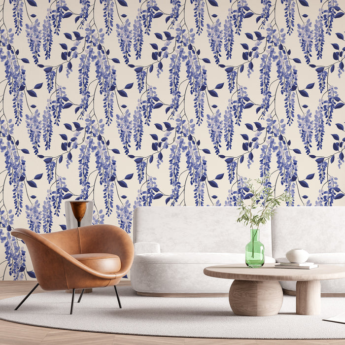 Un salon moderne avec un papier peint floral représentant des glycines bleues sur fond crème, créant une ambiance douce et apaisante.