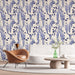 Un salon moderne avec un papier peint floral représentant des glycines bleues sur fond crème, créant une ambiance douce et apaisante.