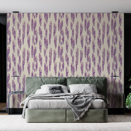 Une chambre moderne avec un papier peint floral crème et violet représentant des grappes de fleurs, créant une atmosphère douce et apaisante.