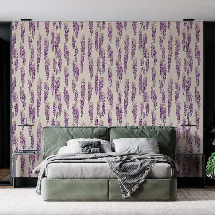 Une chambre moderne avec un papier peint floral crème et violet représentant des grappes de fleurs, créant une atmosphère douce et apaisante.