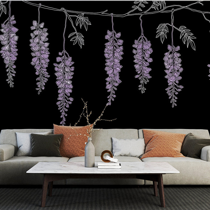 Un salon moderne avec un papier peint représentant des grappes de fleurs violettes sur fond noir, créant une atmosphère élégante et artistique.