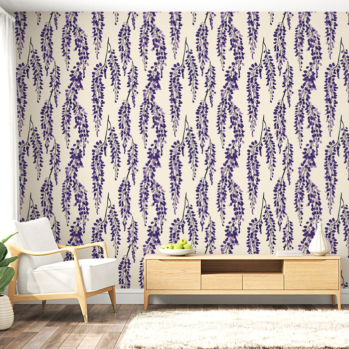 Une pièce lumineuse avec un papier peint floral crème et violet représentant des grappes de fleurs délicates, créant une atmosphère apaisante et élégante.