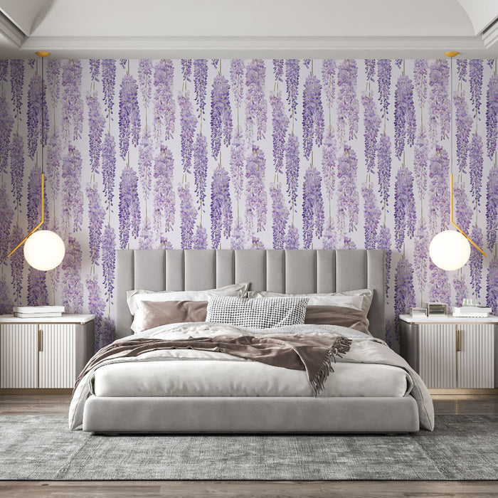 Une chambre élégante avec un papier peint floral violet représentant des grappes de fleurs délicates sur un fond clair, créant une atmosphère apaisante et romantique.