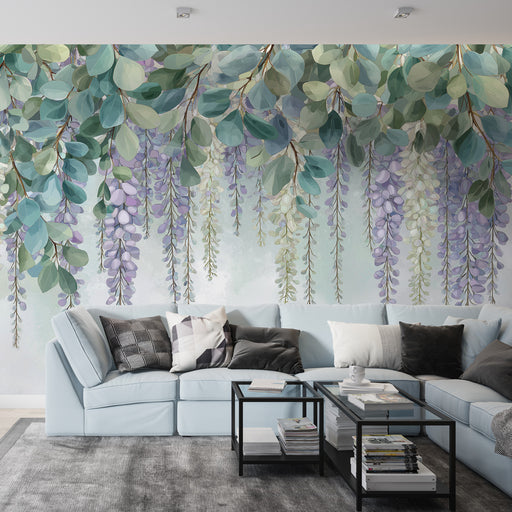 Un salon contemporain avec un papier peint floral représentant des feuilles vertes et des grappes de fleurs violettes, créant une ambiance apaisante et naturelle.