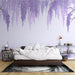 Une chambre apaisante avec un papier peint floral représentant des glycines violettes suspendues, créant une atmosphère douce et romantique.