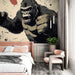 Une chambre moderne avec un papier peint illustrant un gorille dynamique sur fond beige, créant une ambiance audacieuse et énergique.