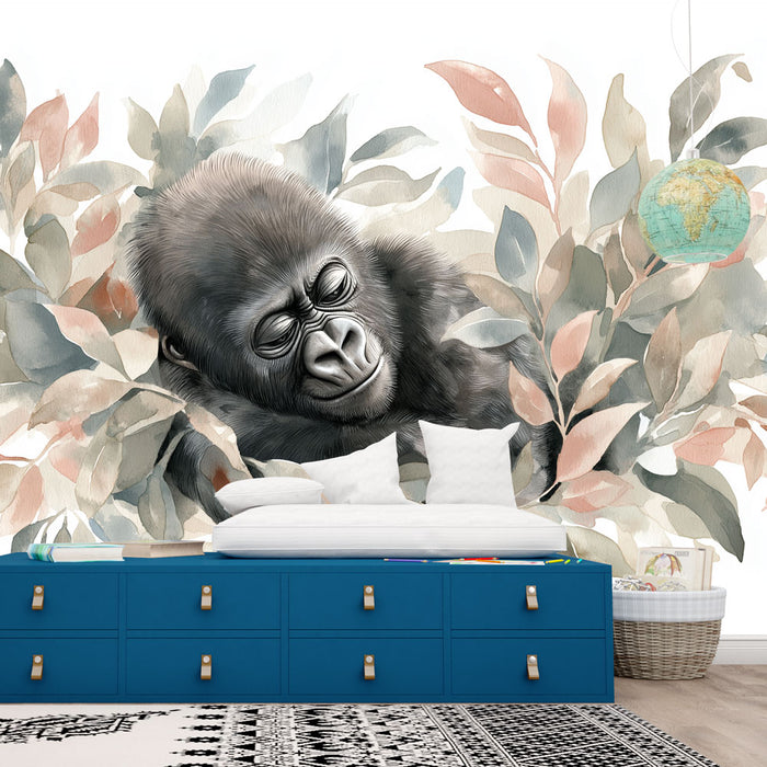 Une chambre accueillante avec un papier peint illustrant un gorille apaisé entouré de feuillages pastel, créant une atmosphère douce et naturelle.