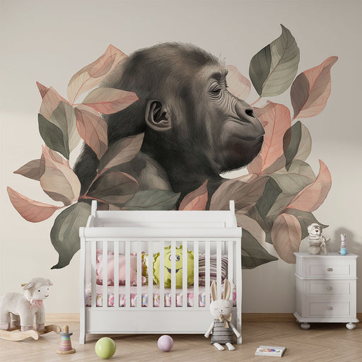 Une chambre d'enfant avec un papier peint illustrant un gorille stylisé entouré de feuilles aux teintes douces et naturelles, créant une ambiance ludique et apaisante.