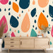 Papier peint ludique avec motif de gouttes colorées pour décoration murale moderne et vivante.
