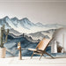 Une pièce moderne avec un papier peint représentant des montagnes stylisées et la Grande Muraille de Chine, créant une ambiance apaisante et contemplative.