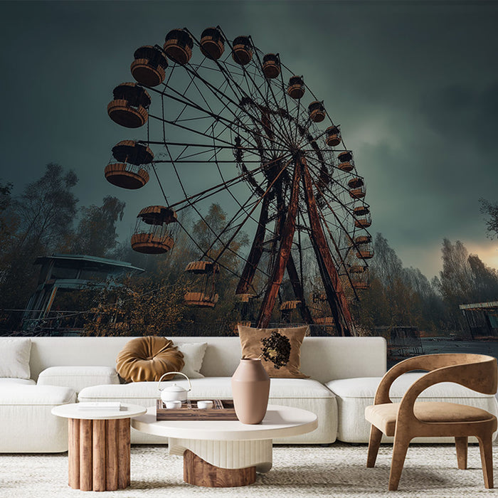 Un salon contemporain avec un papier peint représentant une grande roue de parc d'attractions abandonnée, créant une atmosphère nostalgique et mystérieuse.