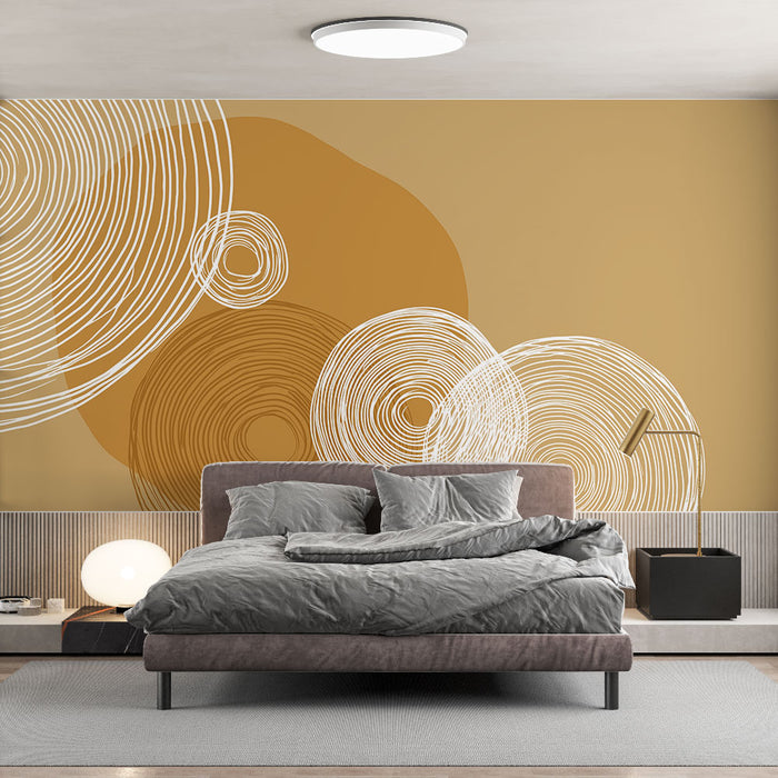 Une chambre moderne avec un papier peint aux motifs circulaires blancs sur fond ocre, créant une ambiance chaleureuse et artistique.