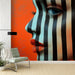 Papier peint graphique avec profil stylisé et bandes colorées sur fond vibrant pour décoration murale moderne.