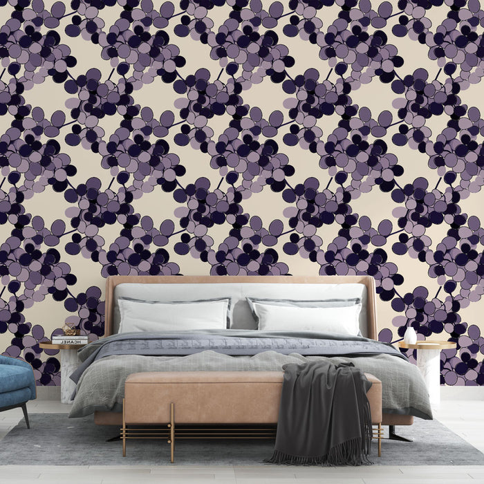 Une chambre moderne avec un papier peint floral aux motifs de grappes de baies dans des tons violets et beige, créant une ambiance douce et accueillante.