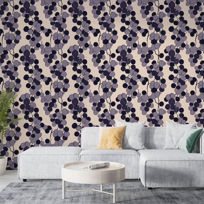 Un salon moderne avec un papier peint aux motifs de grappes de raisin dans des teintes de violet et de beige, créant une ambiance élégante et artistique.