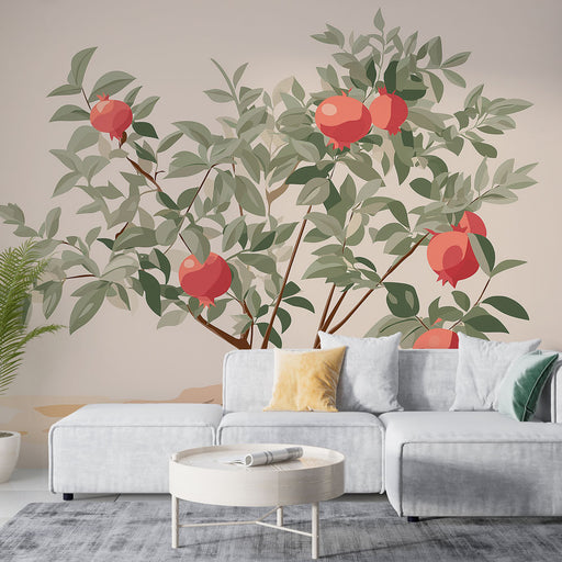 Un salon lumineux avec un papier peint illustrant des grenadiers aux fruits rouges et feuillage vert, créant une atmosphère naturelle et accueillante.
