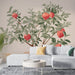 Un salon lumineux avec un papier peint illustrant des grenadiers aux fruits rouges et feuillage vert, créant une atmosphère naturelle et accueillante.