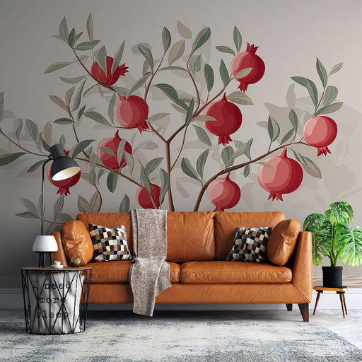 Un salon contemporain avec un papier peint floral représentant des grenades rouges sur des branches feuillues, créant une ambiance chaleureuse et vivante.