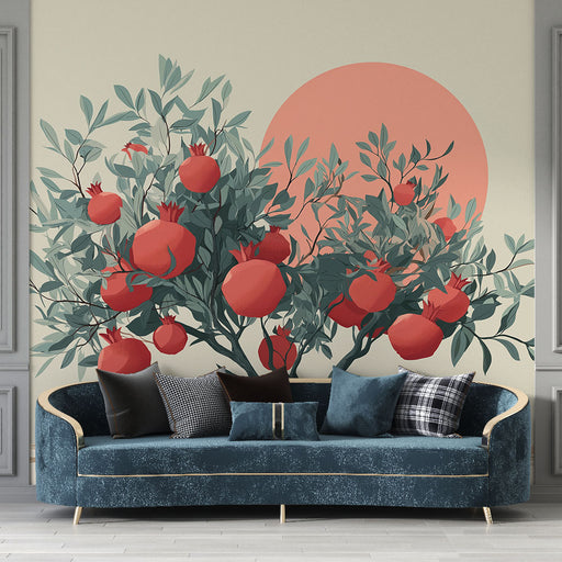 Un salon élégant avec un papier peint représentant un arbre à grenades aux couleurs vives, créant une ambiance chaleureuse et accueillante.